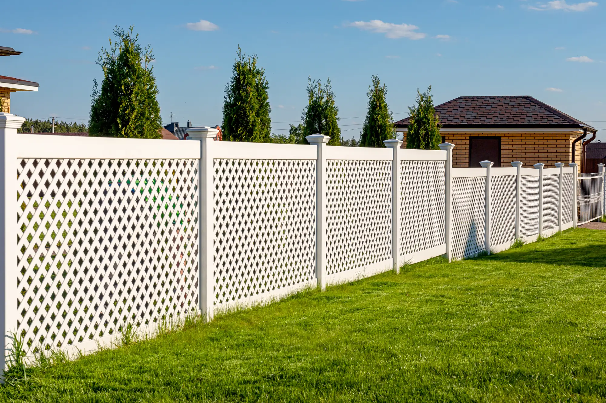 white vinyl fence